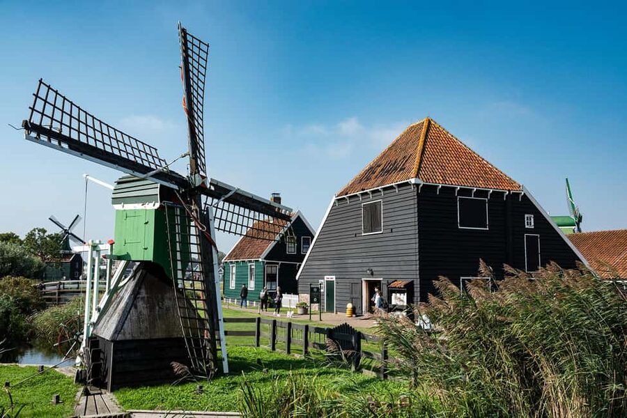 Amsterdam: Experience Zaanse Schans Windmills & Cheese Farm - Your self-guided walking tour: use the app like a game plan
