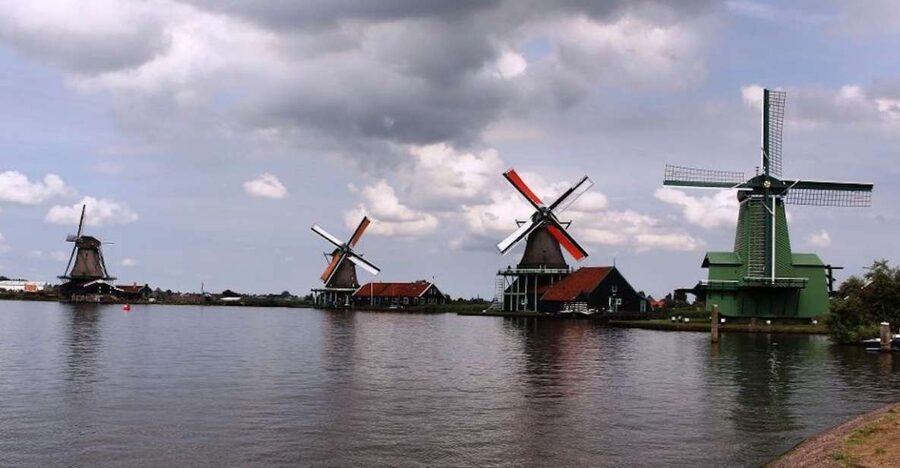 Amsterdam: Volendam, Windmill, and Cheese Farm Private Tour - Zaanse Schans and Volendam in 5 hours: a smart pairing