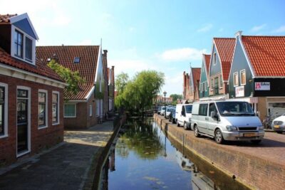 Amsterdam: Volendam, Windmill, and Cheese Farm Private Tour - The windmills of Zaanse Schans: look past the photos