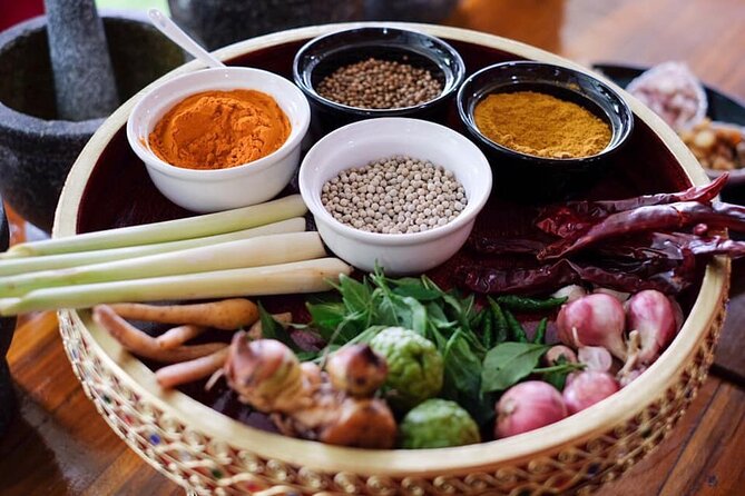 Baan Farm Thai Cooking School Chiangmai - Old City pickup and the market stop for real ingredient choices