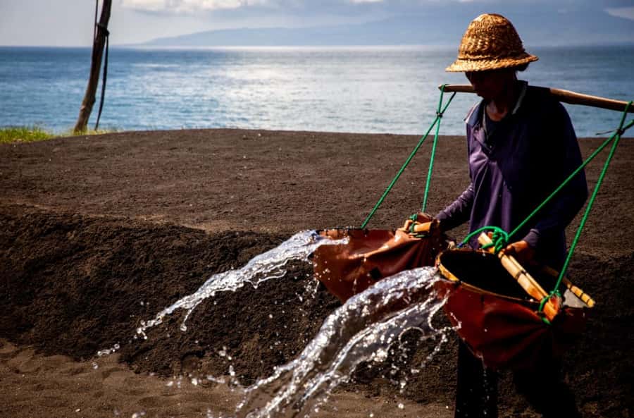 Bali: Traditional Villages, Salt Farm & Tirta Gangga Tour - Kusamba salt farms: sand, sun, and traditional work