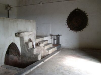 Catania: Pozzo di Gaspare Farm Guided Tour with Tastings - The hand-dug 18th-century well and lava-stone galleries