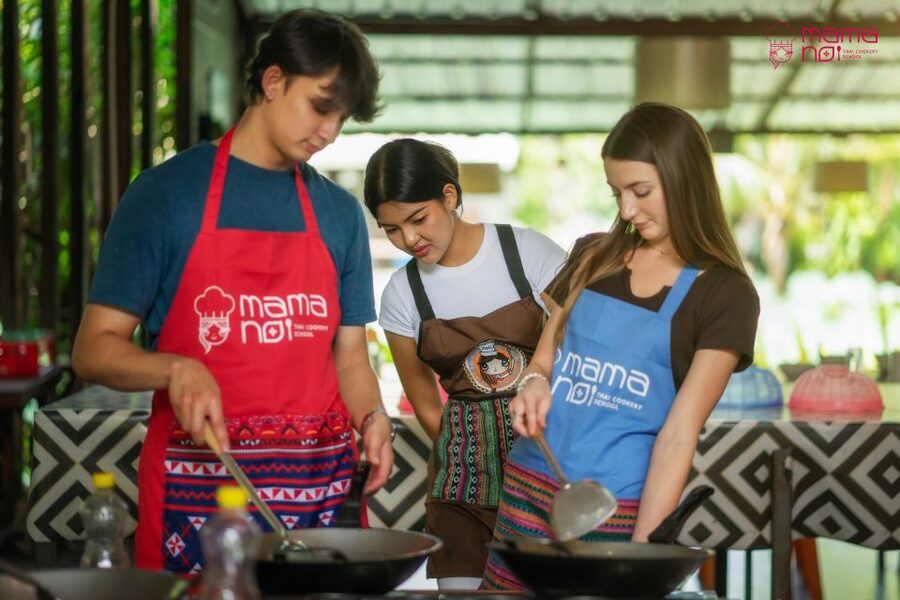 Chiang Mai: Cooking Class with Organic Farm at Mama Noi - The local market stop: picking your curry cast