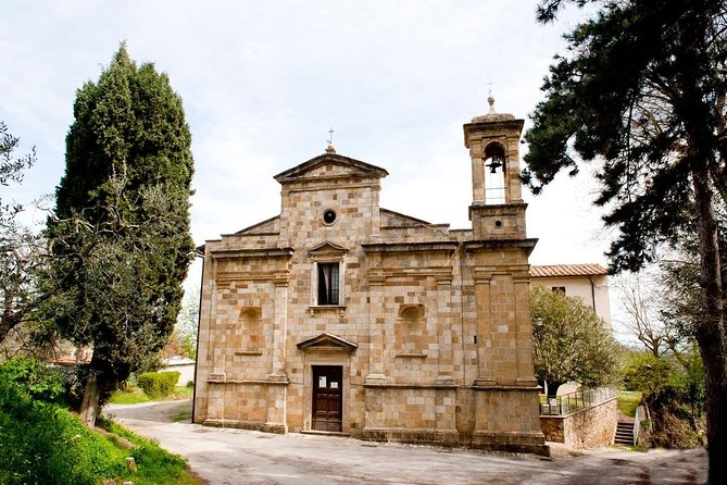 Discover Montepulciano: Cinta Senese Pigs, Lunch & wine in a Farm - DOCG wine and sweet cantucci with coffee