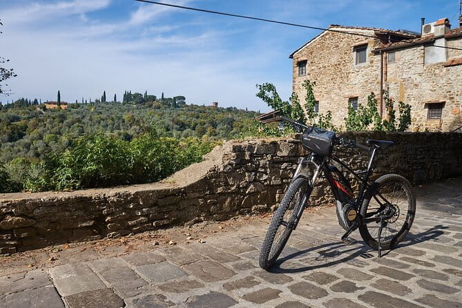 E-bike Chianti Classico & Tuscany tour with Wine & Lunch at Farm - Entering Chianti Classico by E-Bike, Not by Bus
