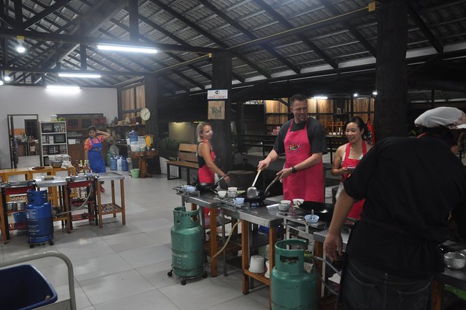 Evening Cooking Class in Organic Farm with Local Market Tour - Somphet Market: Picking Ingredients Like a Local