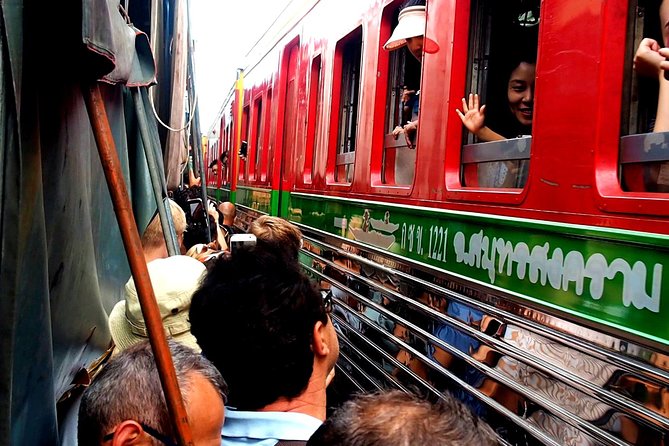 Floating & Railway Market and Coconut Farm Tour [Optional Luxury] - Stop 1: Damnoen Saduak Floating Market by Motorboat (and the Crowds Reality)
