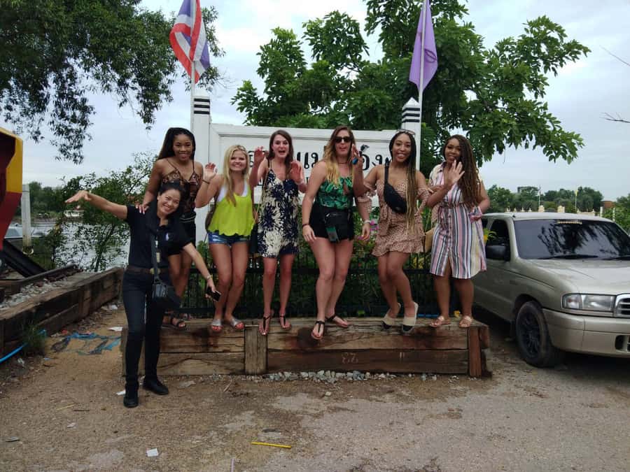 From Bangkok: Floating & Railway Markets Tour & Coconut Farm - Guide quality and group size: why it affects your photos and your patience