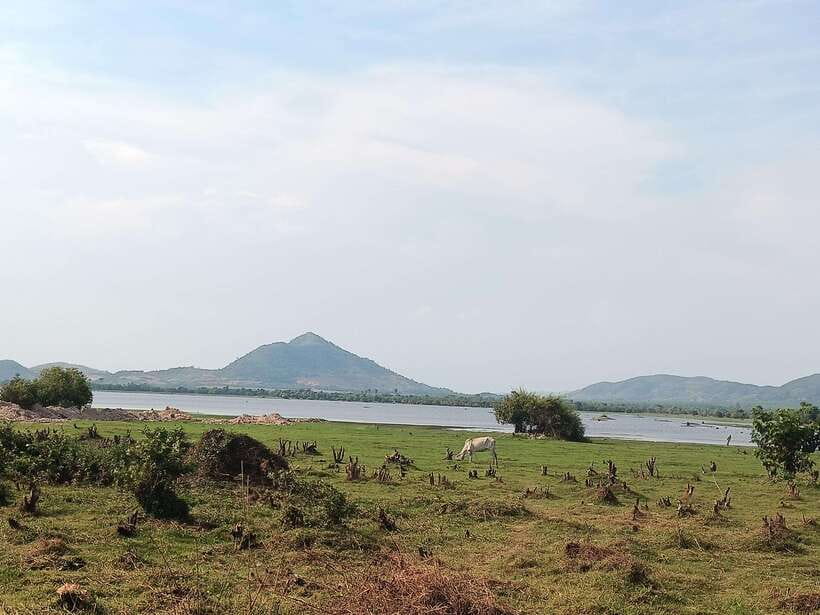 Kampot Countryside include Pepper farm,Kep crab market beach - Brateak Krola Lake: pretty scenery with Khmer Rouge-era weight