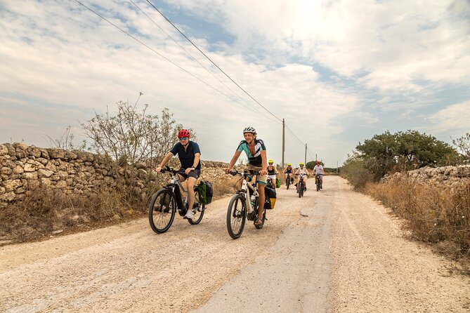 Lecce to Gallipoli E-Bike Tour with Swim, Farm Tasting +Taxi back - First ride out of Lecce: alley turns, then countryside calm