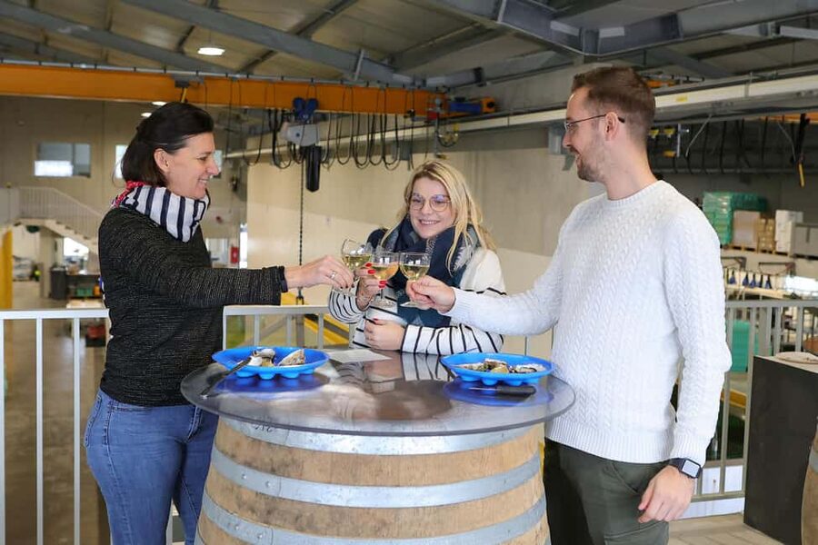 Loupian: Tour guide of our oyster farm and tasting - Oyster tasting plus one glass of white wine: how to make it fun