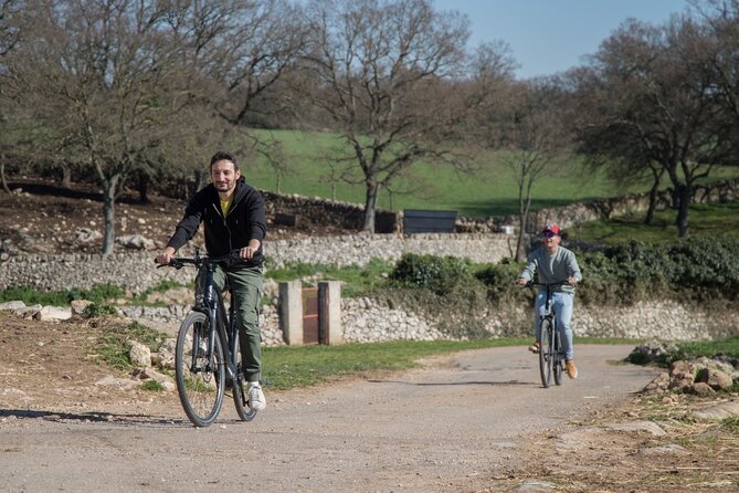 Martina Franca e-Bike tour . Visit a breeding and a dairy farm - Rocco and the small-group setup: how the day stays comfortable