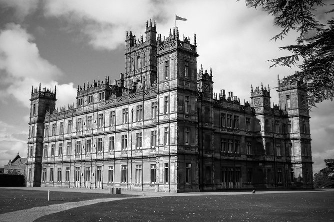 Private Downton Abbey Tour, including Bampton, Cogges Farm, and Highclere - London Black Cab Pickup: Fewer Headaches, More Time