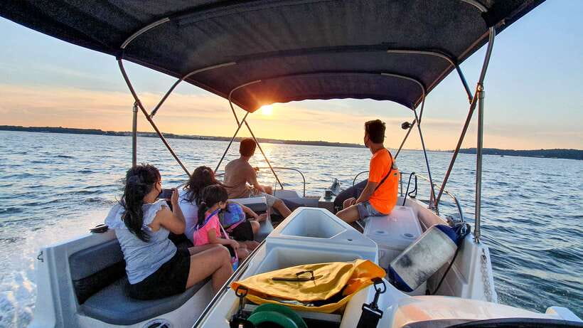 Singapore: Guided Boat Tour and Kelong Fish Farm Visit - North-eastern Banks and Pulau Ubin: Singapore from the water