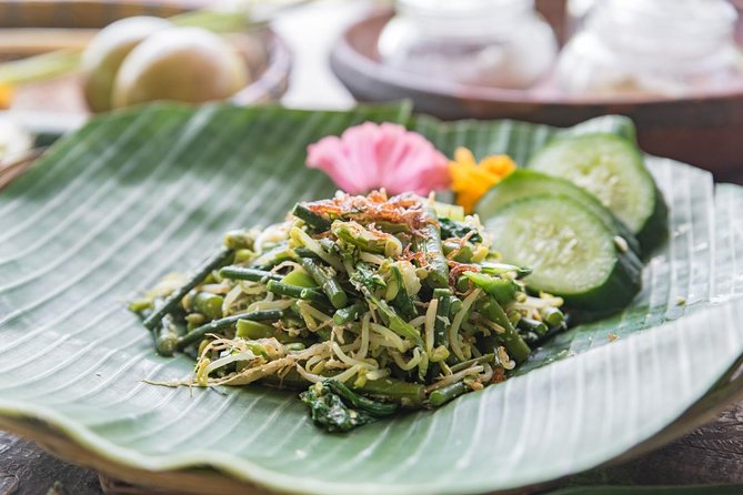 Small-Group Farm Tour & Balinese Cooking Class in Ubud with Kadek - Inside the Outdoor Community Kitchen: How the Cooking Class Flows