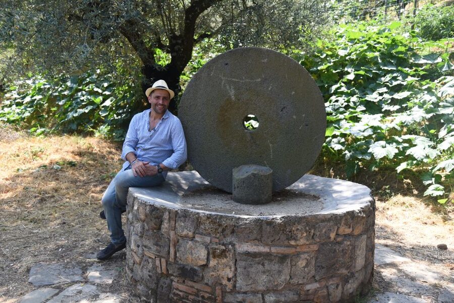 Sorrento: Farm Tour with Cheese Tasting & Pizza Making Class - Mozzarella and caciotta spinning: the demo you’ll actually remember