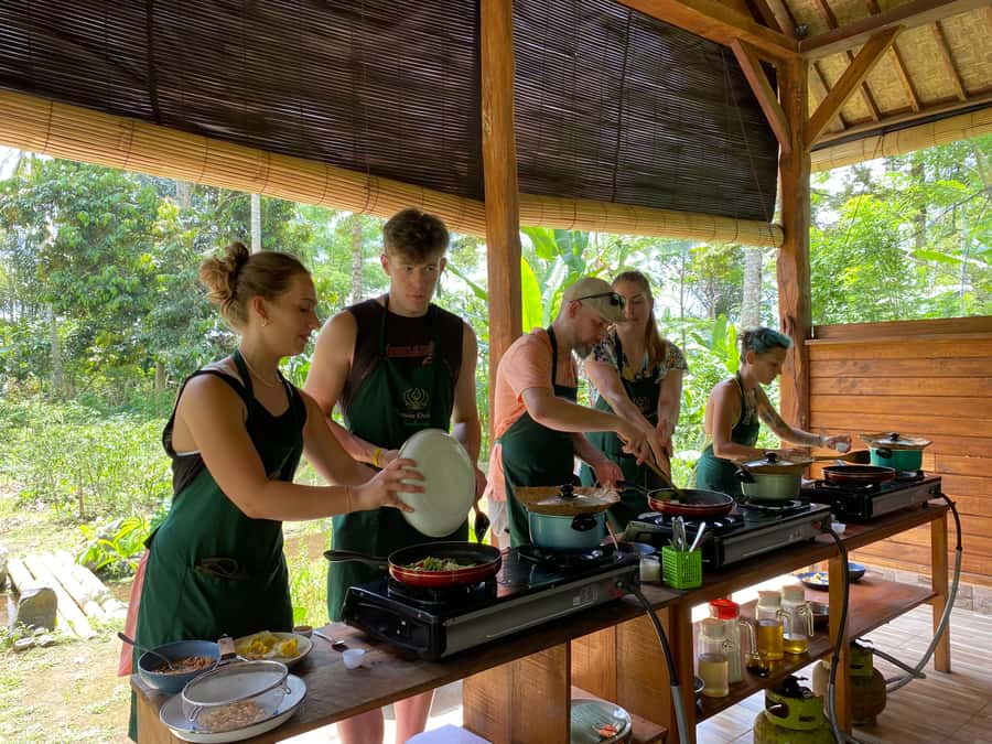 Ubud: Balinese Cooking Class at an Organic Farm - What you cook: 6 courses that build from spice to dessert