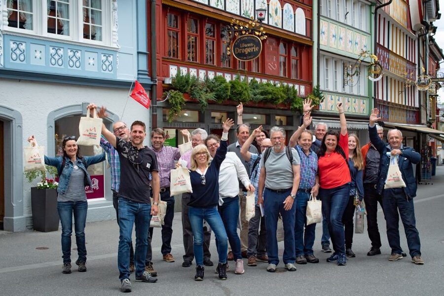 Zurich: Appenzell Day Trip with Farm Visit & Cheese Tasting - Artisan chocolate tasting in Appenzell: the Maître Chocolatier moment